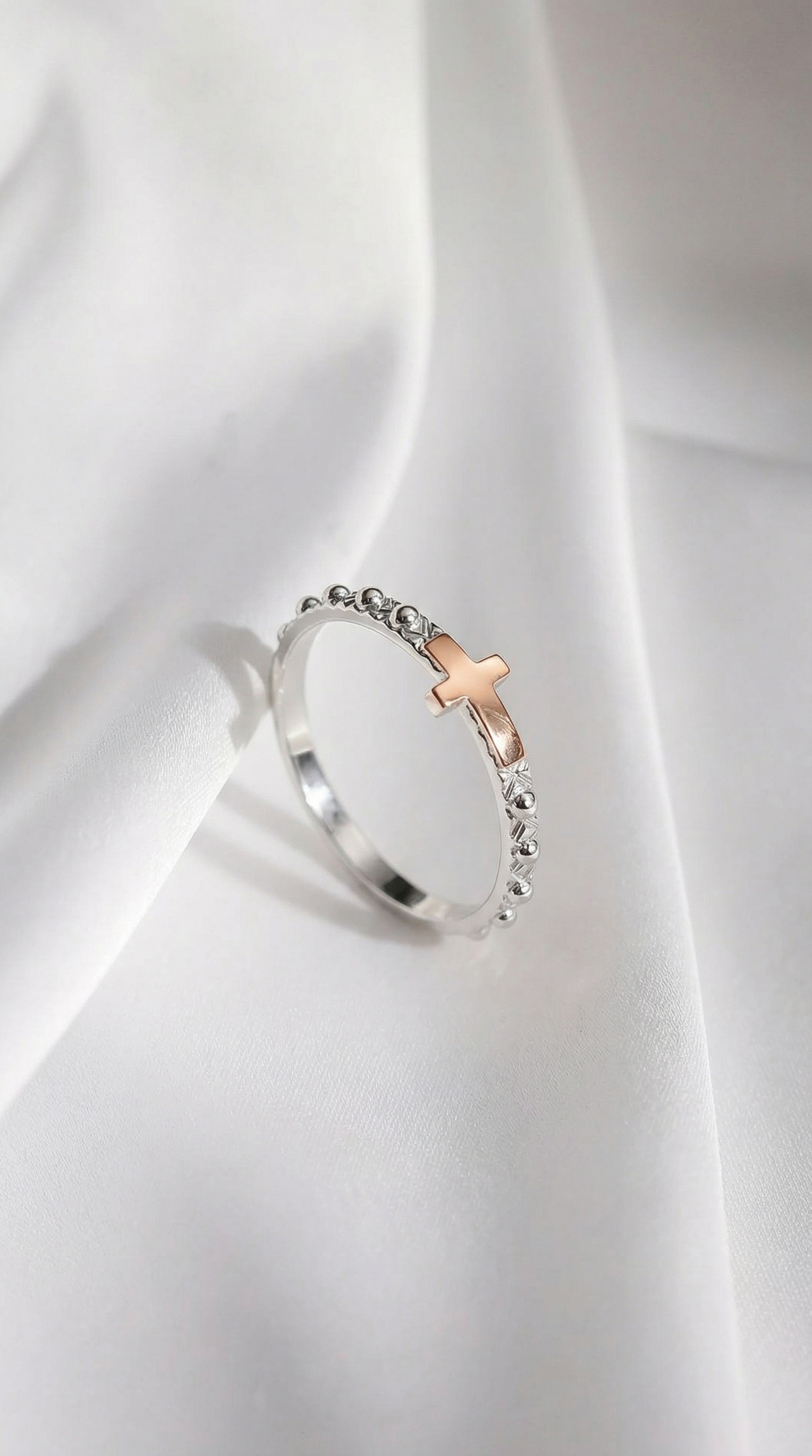 Каблучка Вервичка на білому шовку